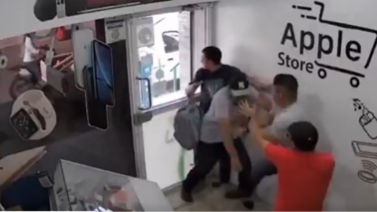 Vídeo: Propinan golpiza a dos ladrones que intentaron robar tienda de celulares
