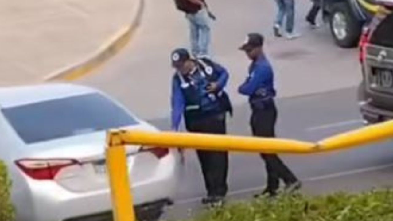 VIDEO: Guardia de seguridad dispara a llanta de vehículo en parqueo de Tegucigalpa