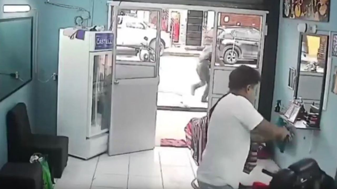 VIDEO: Sicario intenta matar a barbero, pero el arma de la traba varias veces