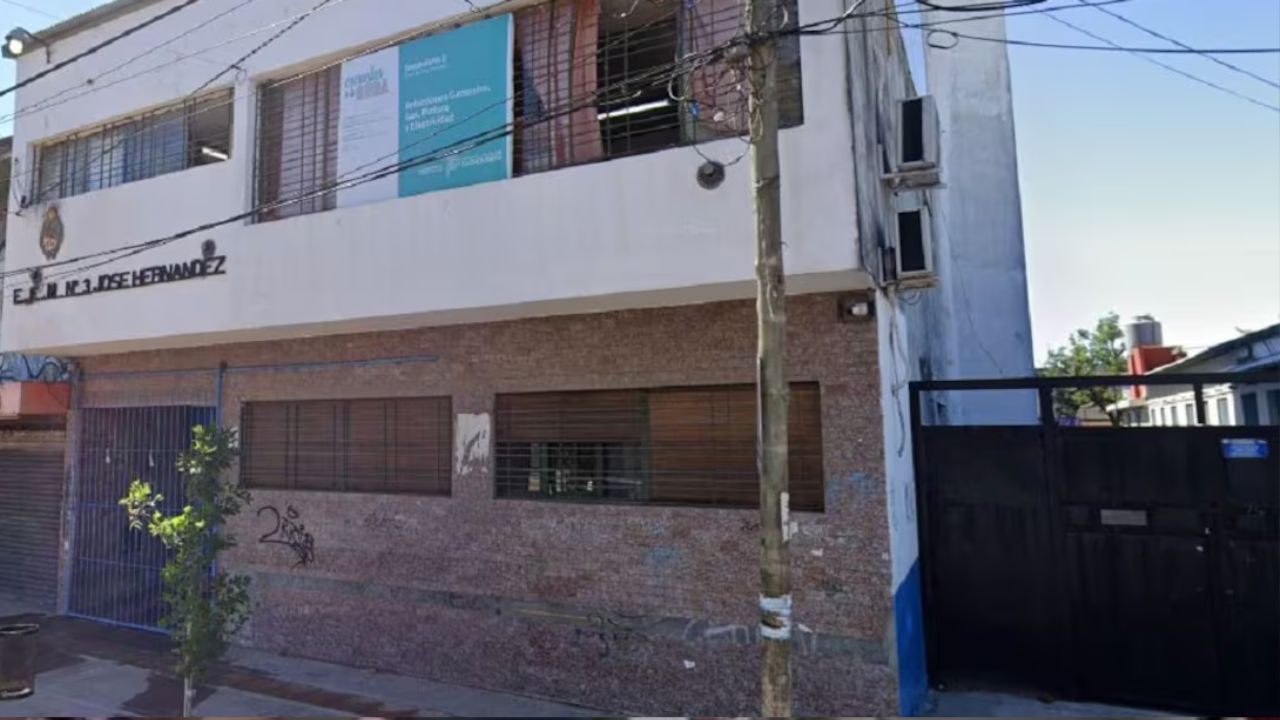 Imagen de Padre golpea brutalmente a menor durante pleito escolar