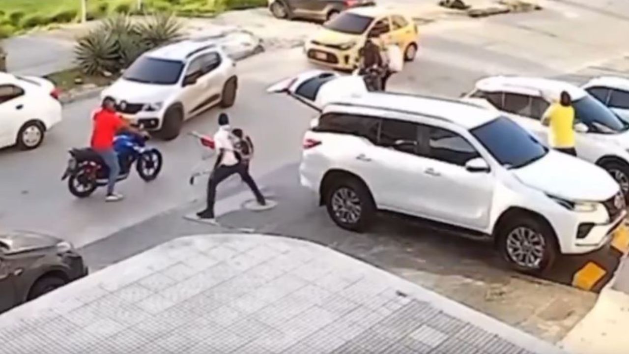 VIDEO: Hombre mata a ladrón tras retirar dinero de un banco