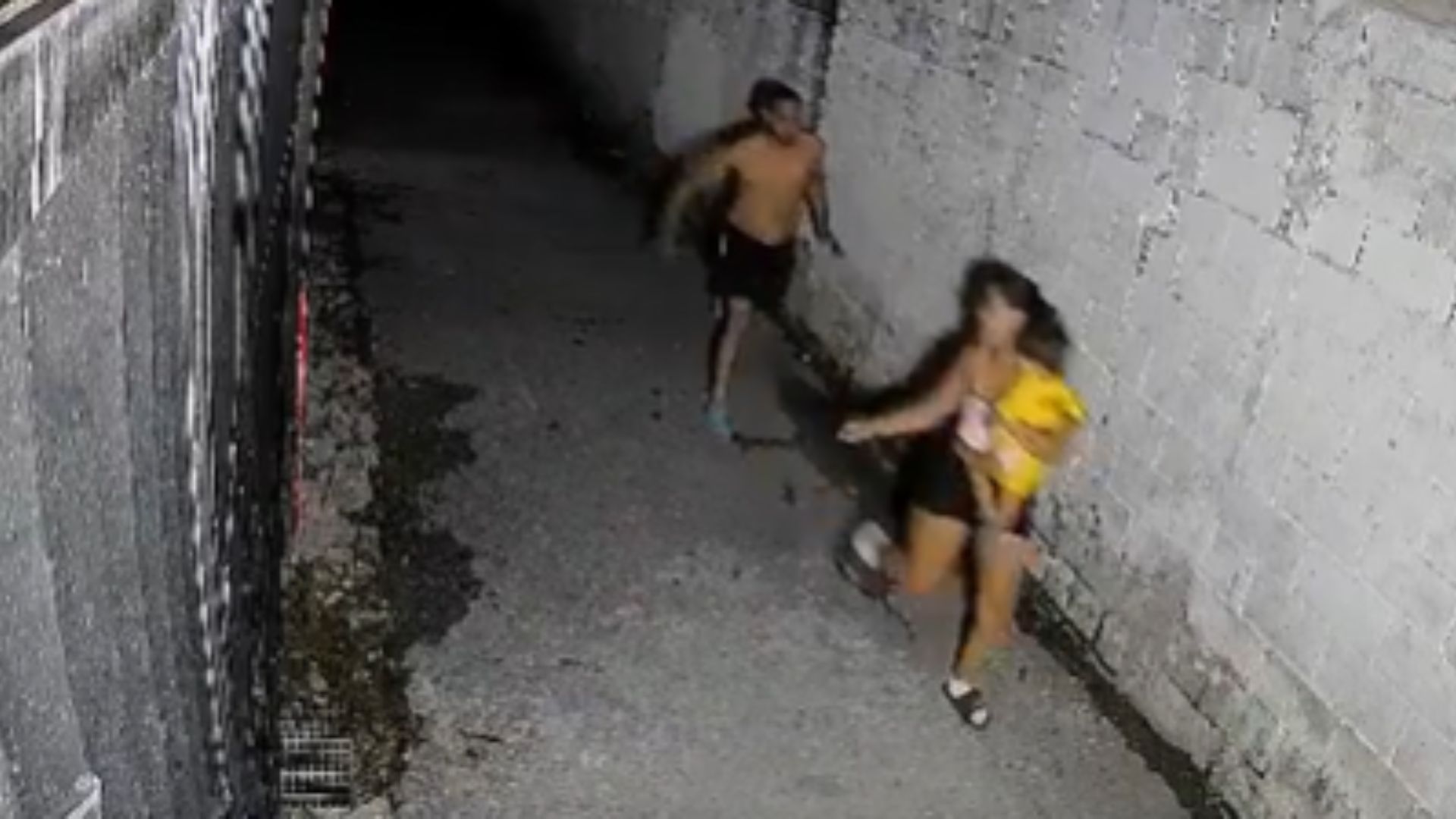 'No lo hagas, por favor': captan a hombre golpeando a su pareja con niño en brazos