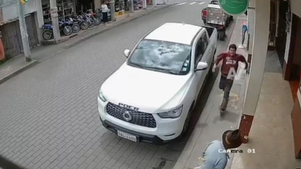 Cámara graba a hombre que agrede a anciano en la calle sin motivo alguno