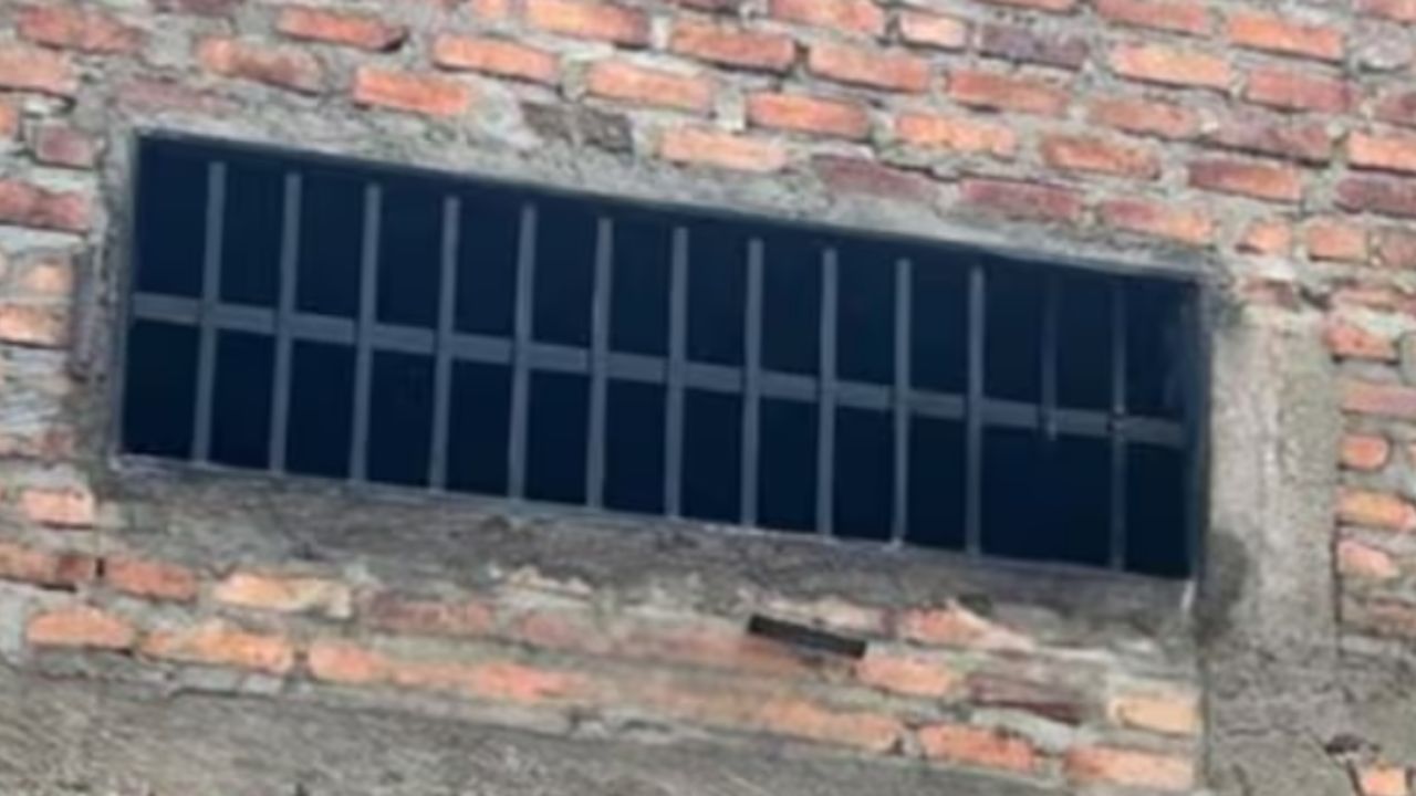 Vídeo: Hombre muere asfixiado en una reja al querer entrar de madrugada
