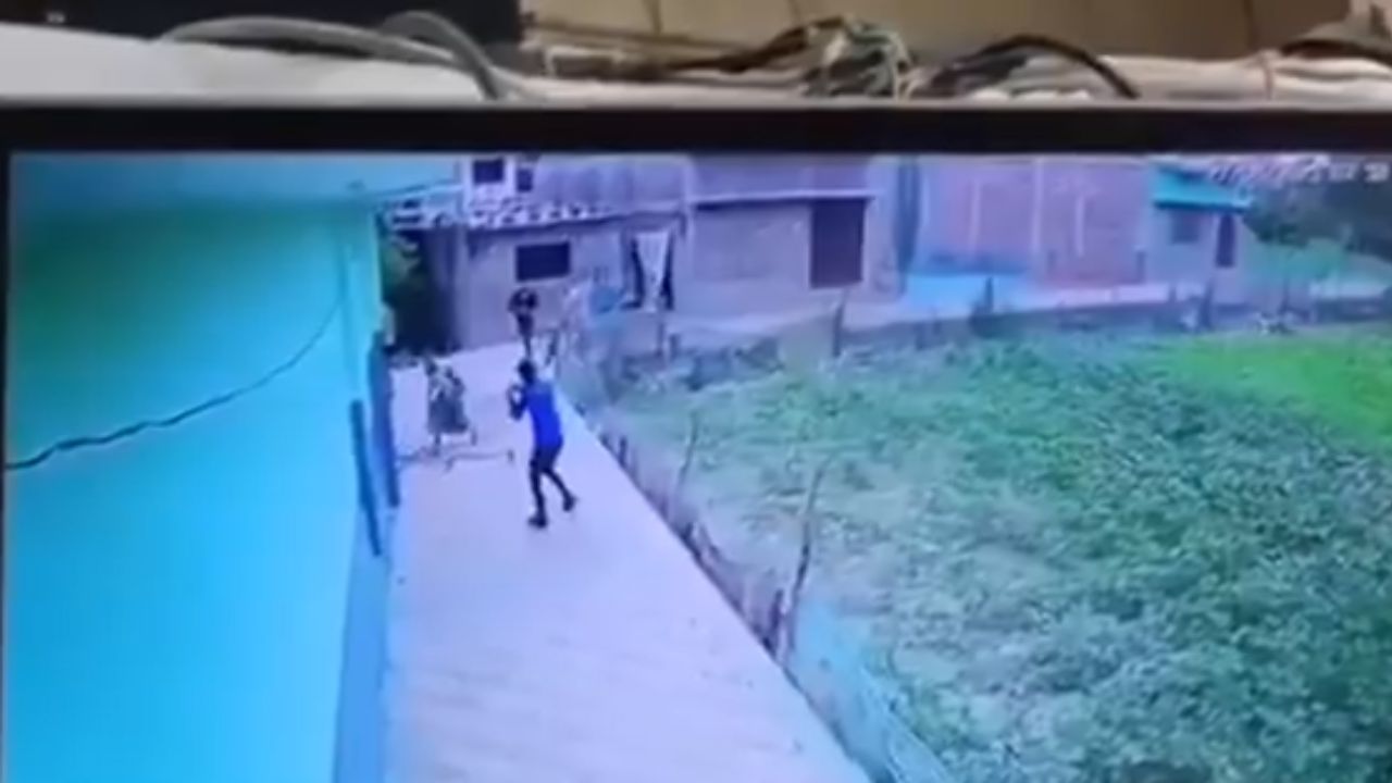 Cámara captó cuando joven se prende en fuego al ser rechazado por una adolescente
