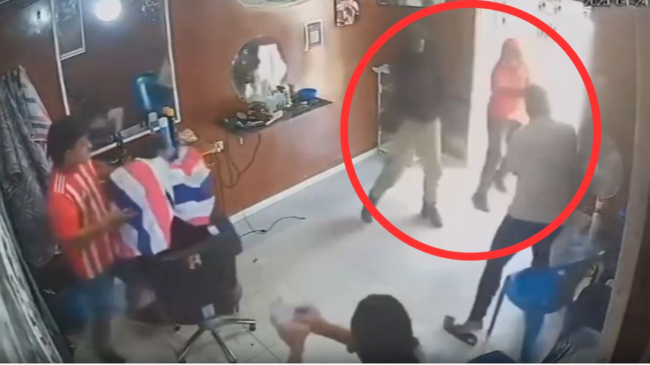 Cámara capta cuando hombres rematan a cliente de barbería por robarle