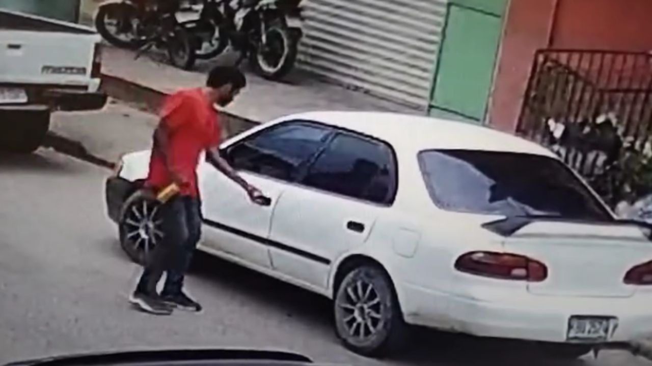 Vídeo: Ladrón deja tirada su bicicleta para robarse carro encendido, en El Progreso