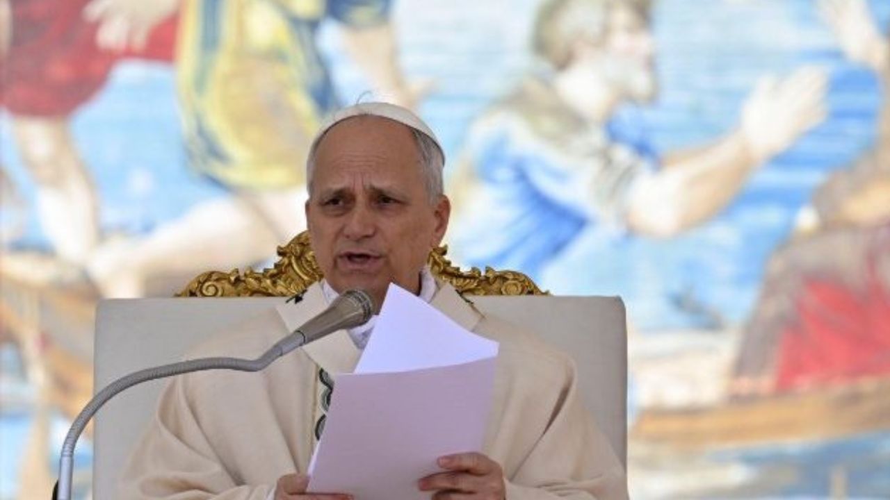 León XIV recibe los símbolos del poder papal; él hace un llamado a la paz