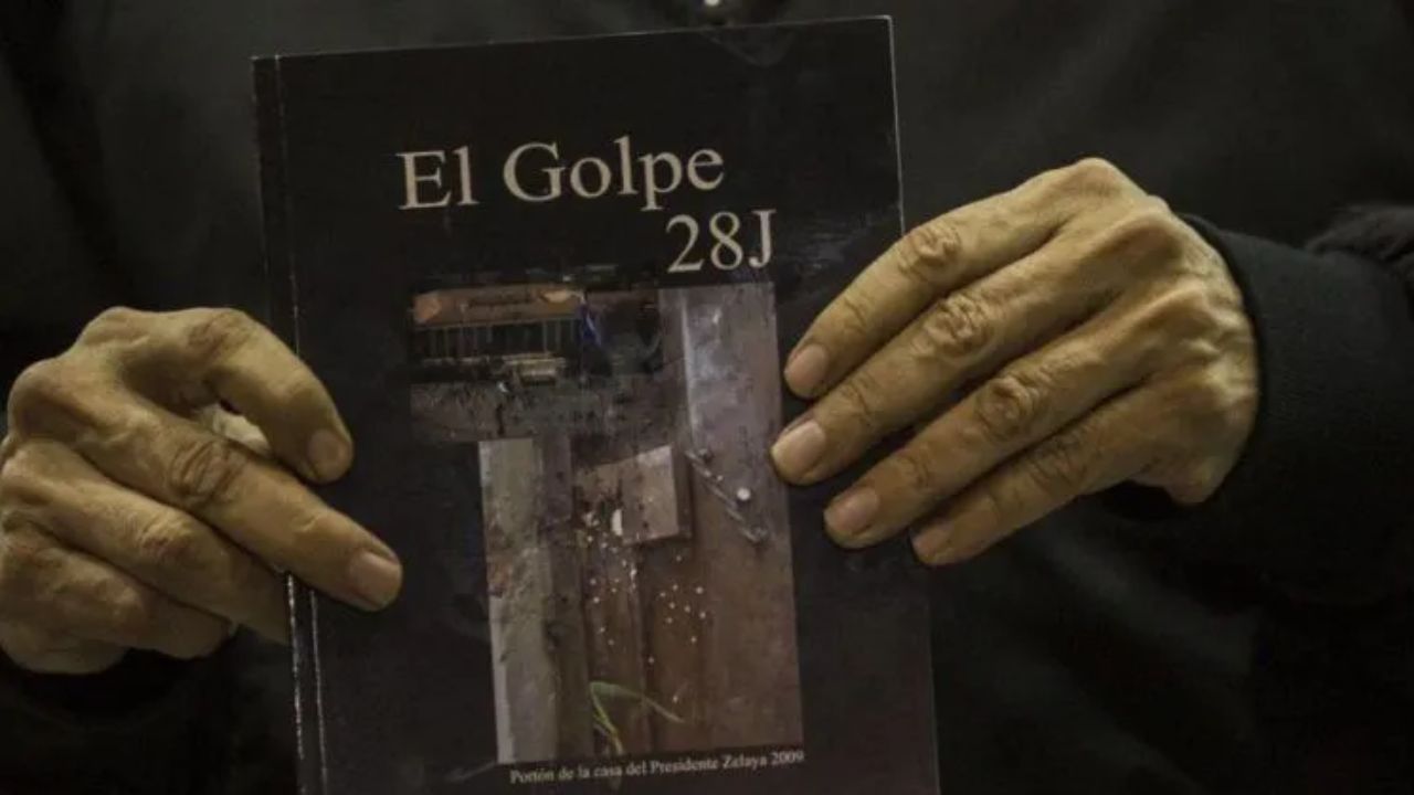 'Los maestros están sometidos':  Sacerdote cuestiona libro 'El Golpe 28-J'