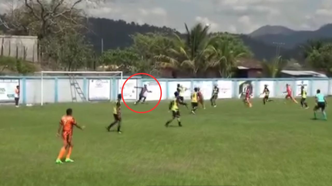 Imagen de Jugador de Liga Mayor queda inconsciente tras chocar contra rival en la cancha