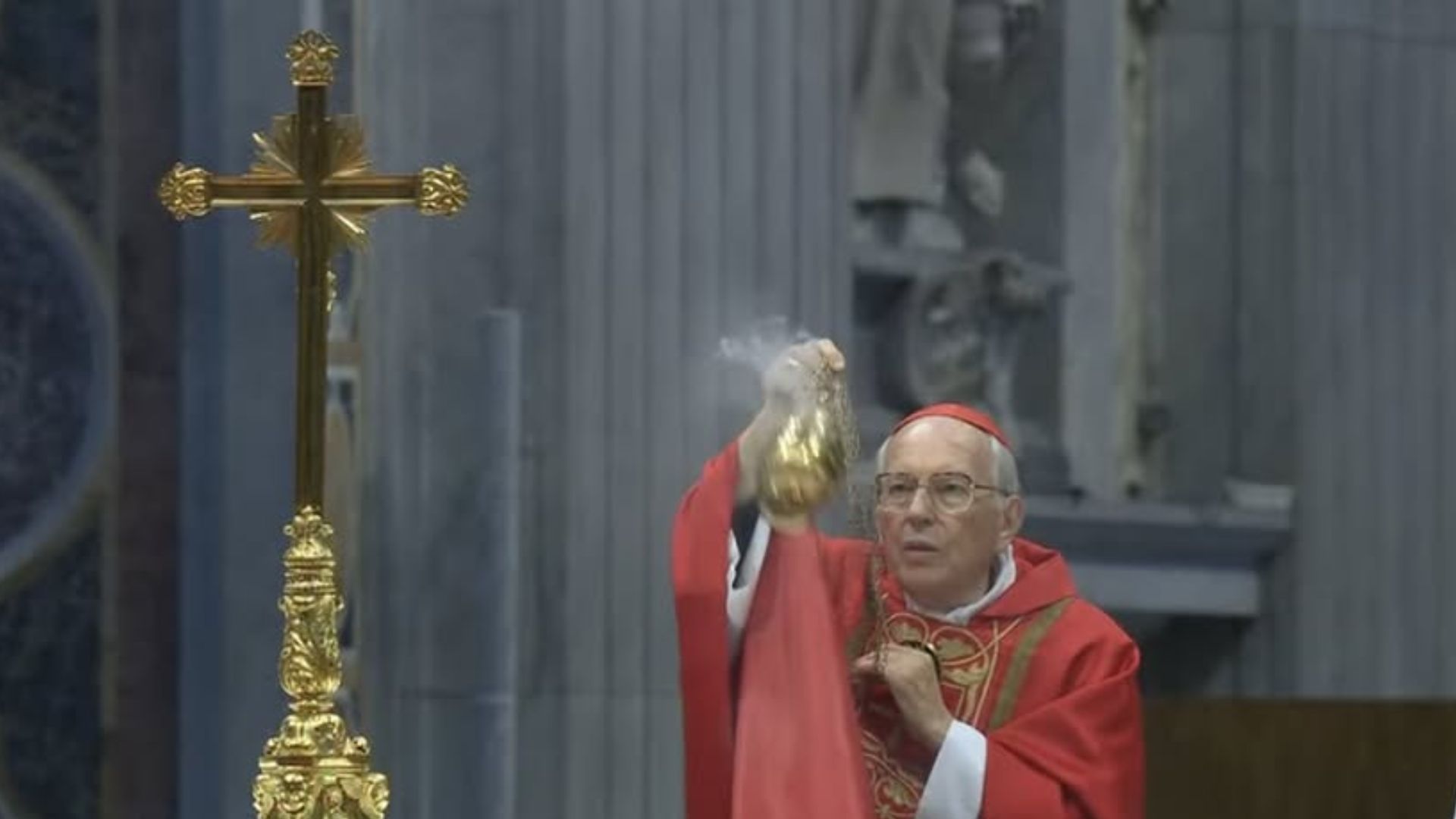 Cardenal decano pide 'el papa que la humanidad necesita en este momento tan difícil'