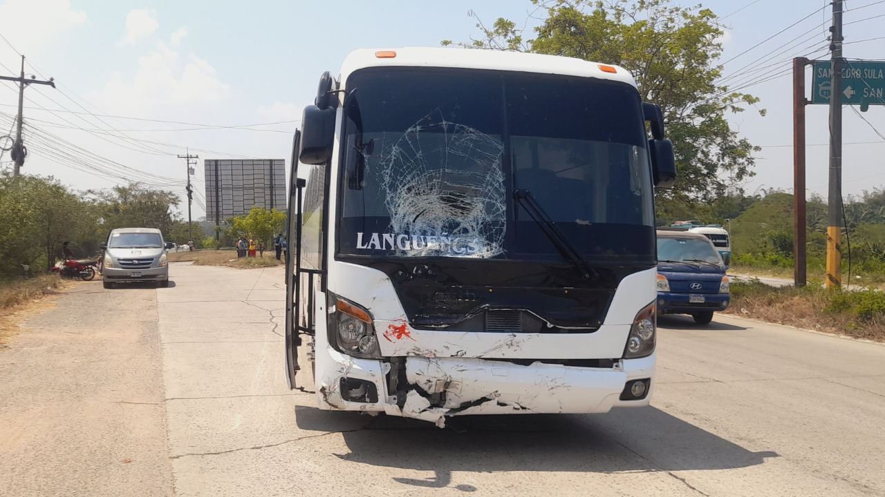 Motociclista muere embestido por autobús en el desvío a San Manuel, Cortés
