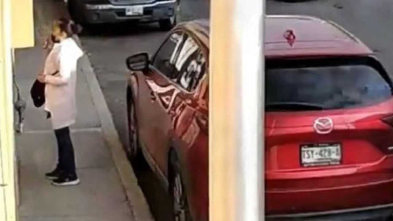 VIDEO: Mujer se persigna frente a un altar, segundos después muere atropellada