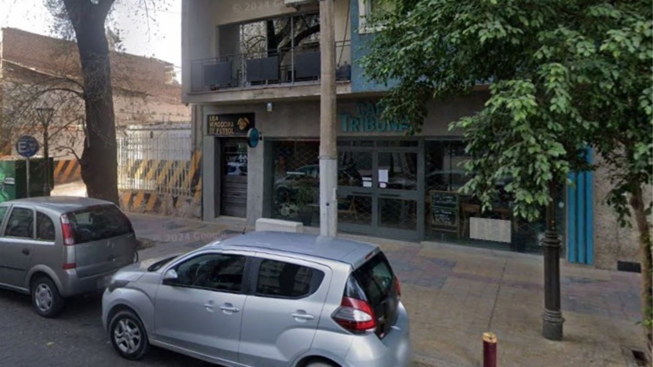 Mujer se lanza dos veces desde sexto piso de un edificio, ¿perdió la vida?