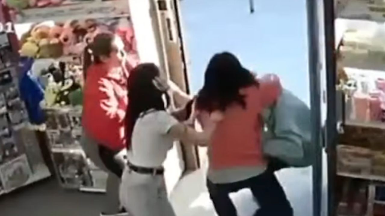 Vídeo: Cuatro mujeres sometieron a ladrón que entró a asaltar una librería