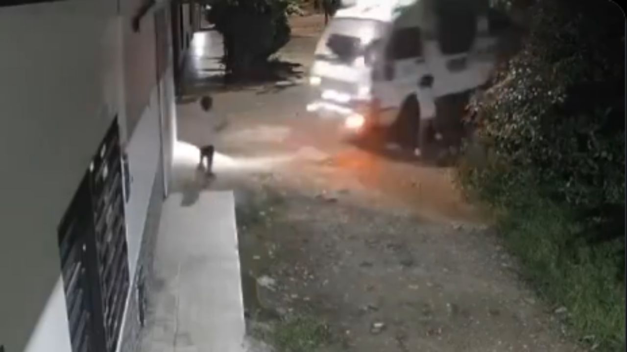 Vídeo: Niño es atropellado por un bus mientras jugaba en la calle, ¿sobrevivió?
