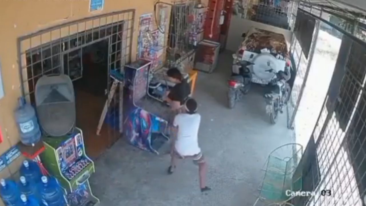 Vídeo: Niño le roba celular a joven distraída en videojuegos de un negocio