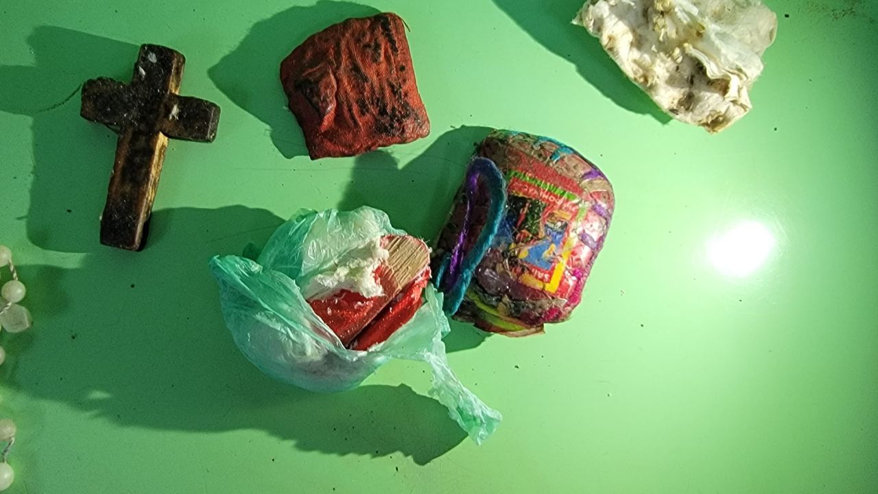 ¿Qué objetos de brujería portaba empleado de la DLCN capturado y para qué?