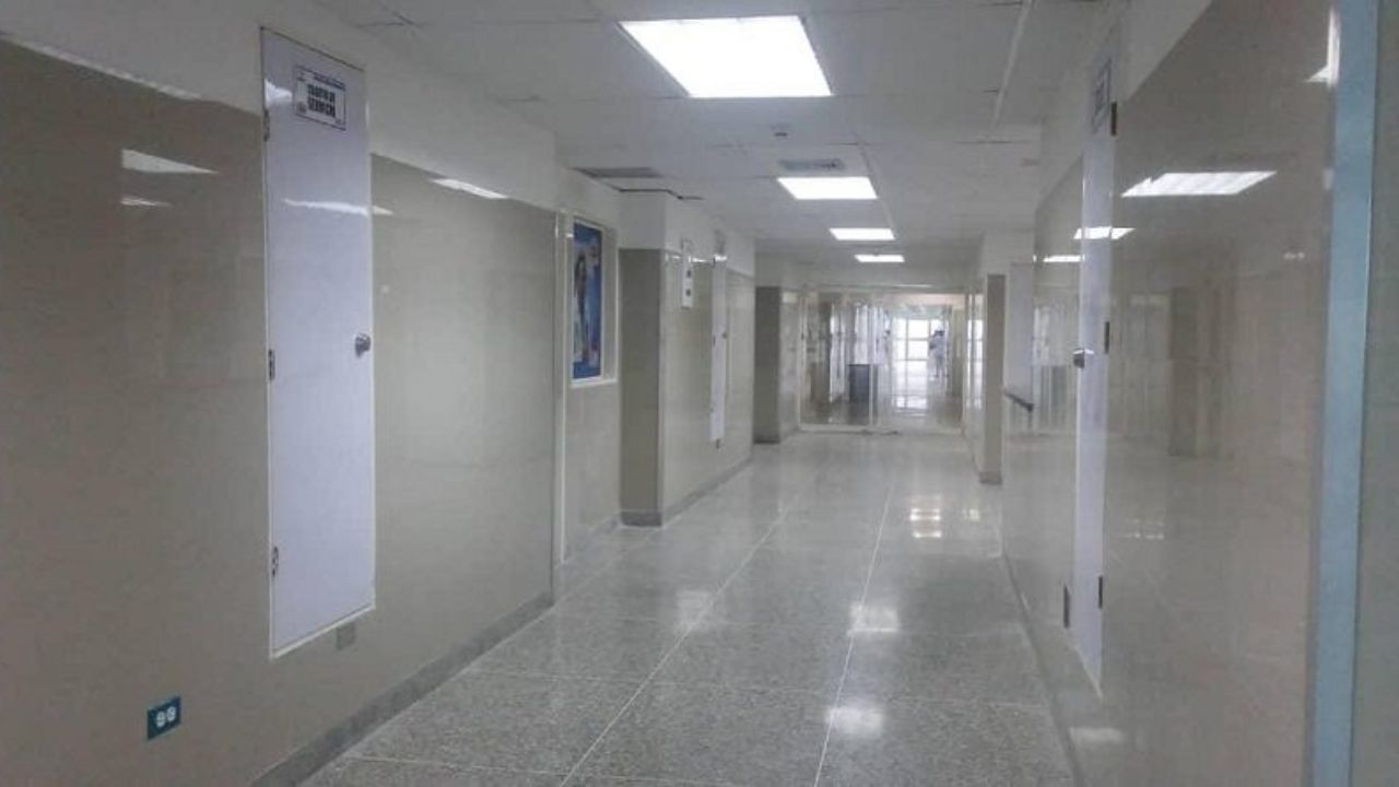 Vídeo: Paciente toma como rehén a doctora en hospital para 'ser atendido'