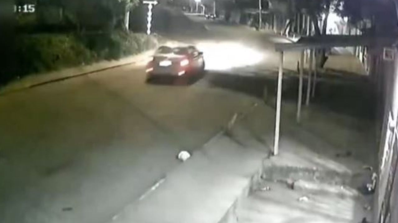 Cámara capta el momento en que pareja en taxi se accidenta en Danlí