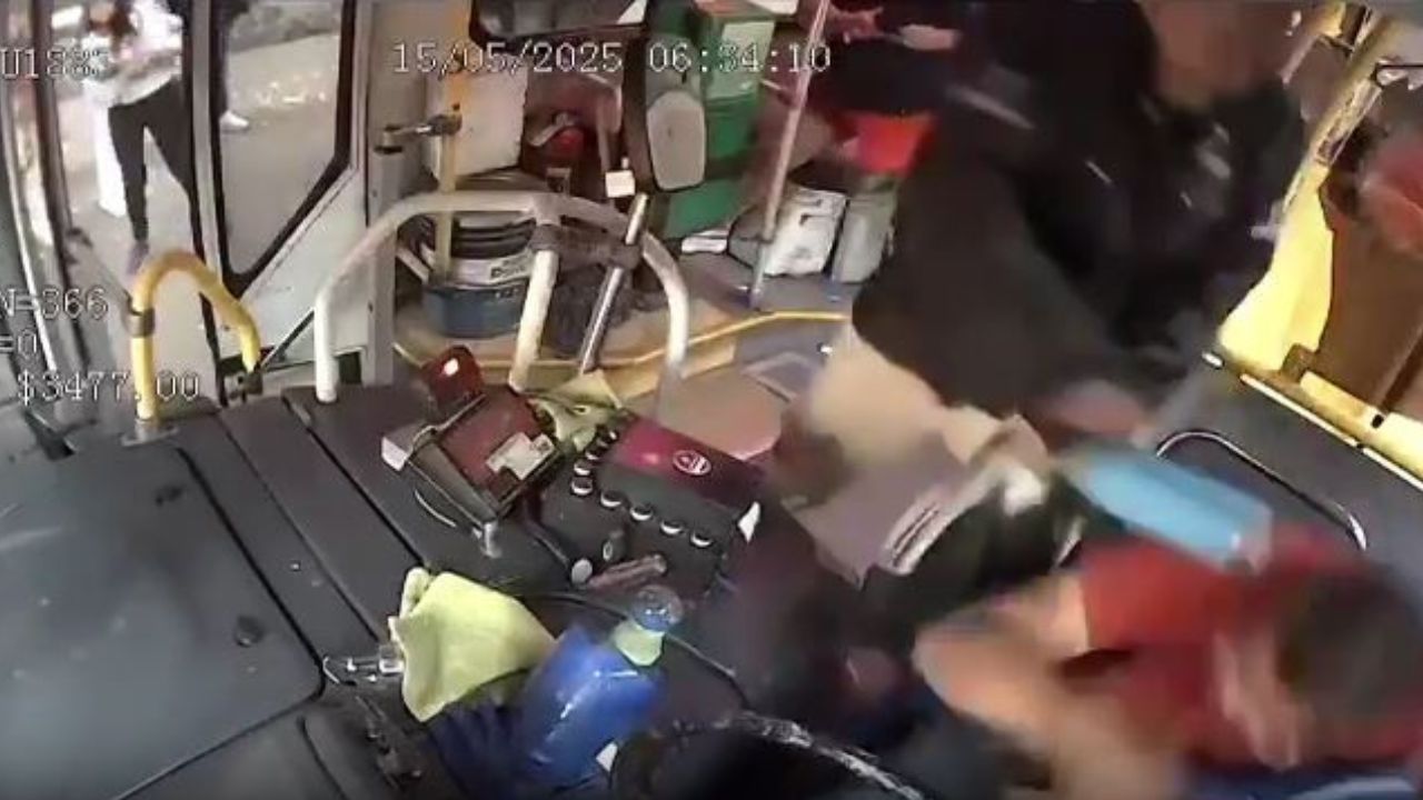 VIDEO: Pasajero deja en coma a conductor por hablar por celular y no avanzar