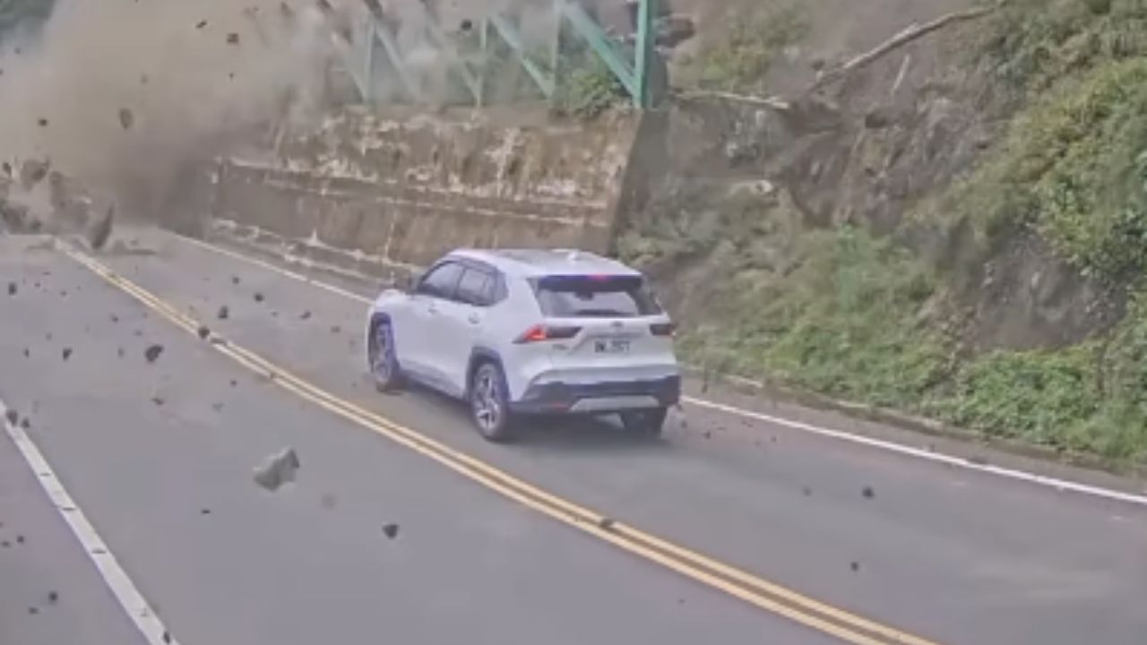 Vídeo: Roca cae sobre carro tras derrumbe, ¿sobrevivieron sus ocupantes?