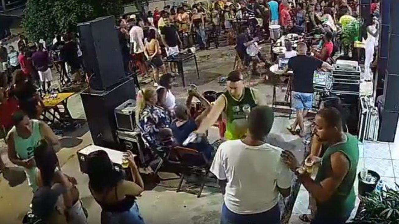 VIDEO: Policía llega a fiesta a matar al amante de su esposa