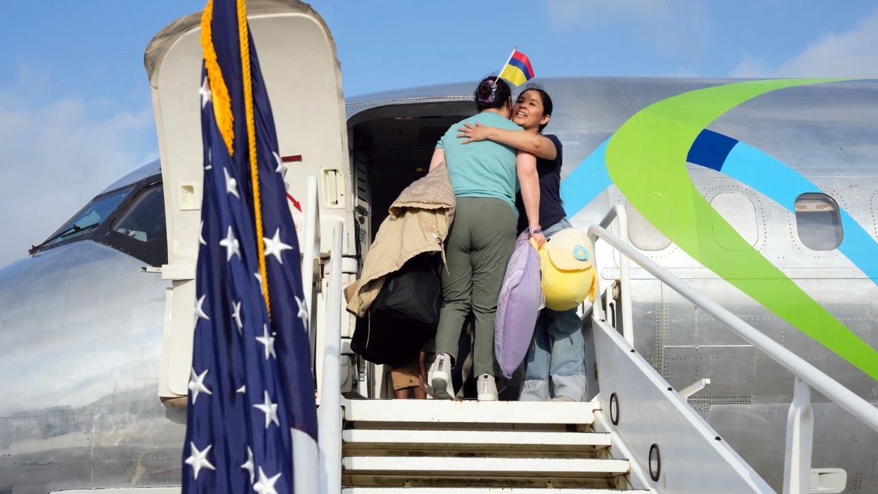 Más de 60 inmigrantes regresan a sus países en el primer vuelo de autodeportados