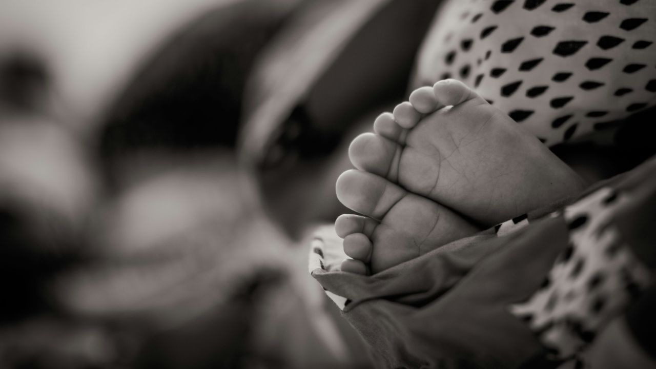 Así hallaron cuerpo de recién nacido que habría sido asfixiado y enterrado por su madre