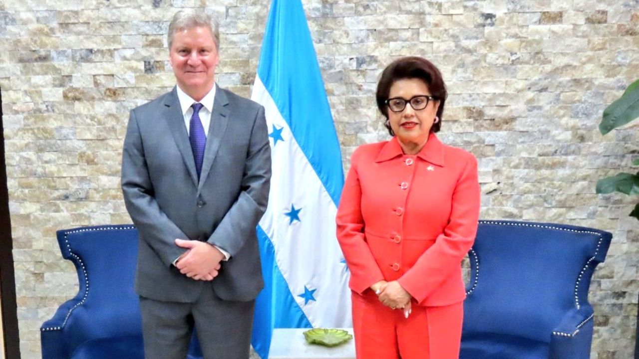 De estos temas habló Roy Perrin con Rebeca Ráquel Obando en visita a la CSJ