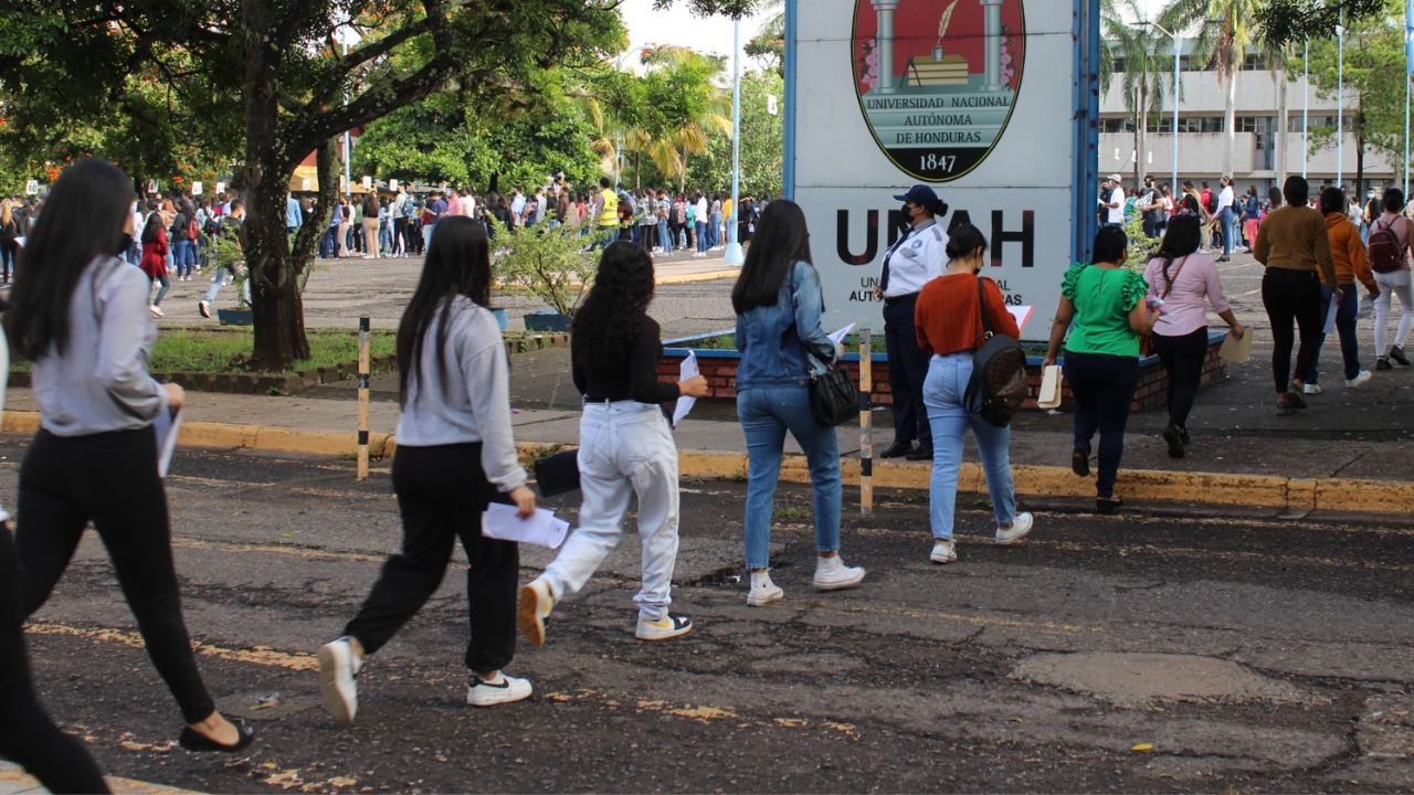 ¿Cuáles son los pasos y las fechas para el segundo proceso de admisión a la UNAH?