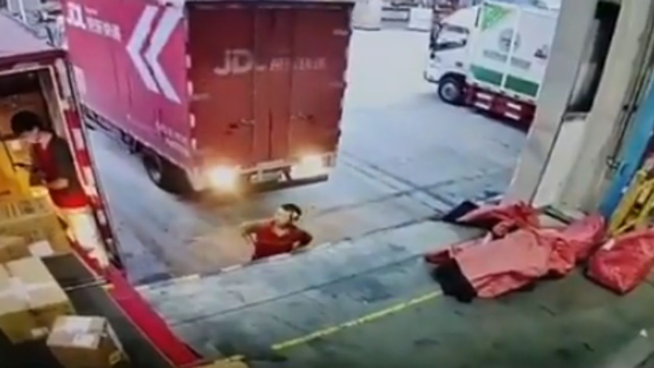 Vídeo sensible: Trabajador muere aplastado por camión que iba marcha atrás