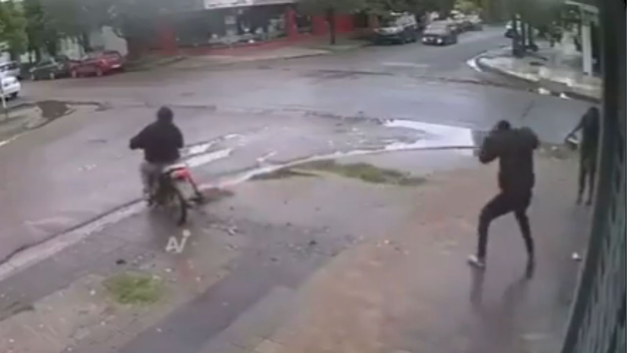 Vídeo: Trabajadora les echa agua hirviendo a ladrones que iban a asaltarla