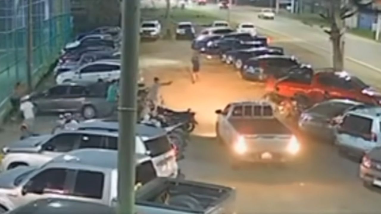 Imagen de Sale a la luz video de balacera afuera de una cancha en la que murió un hondureño