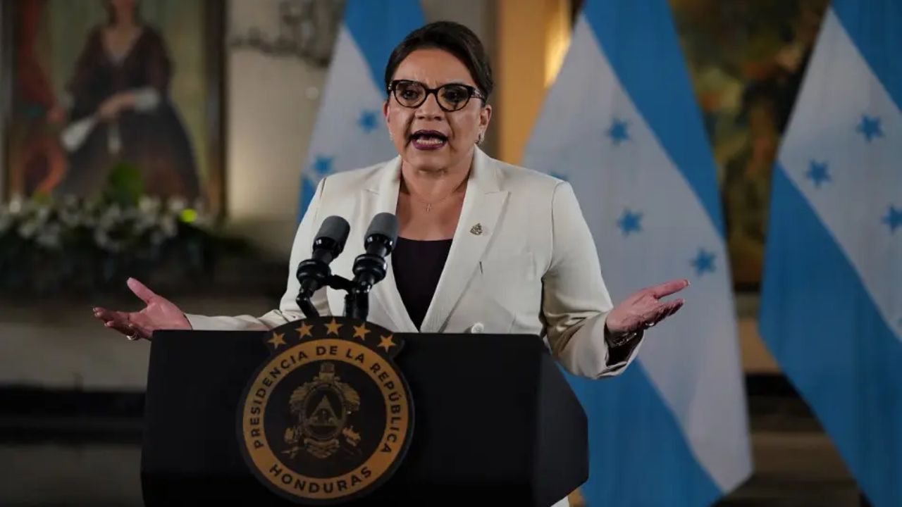 Castro afirma que en Honduras se vive 'en paz' tras alerta de embajada de EE. UU.