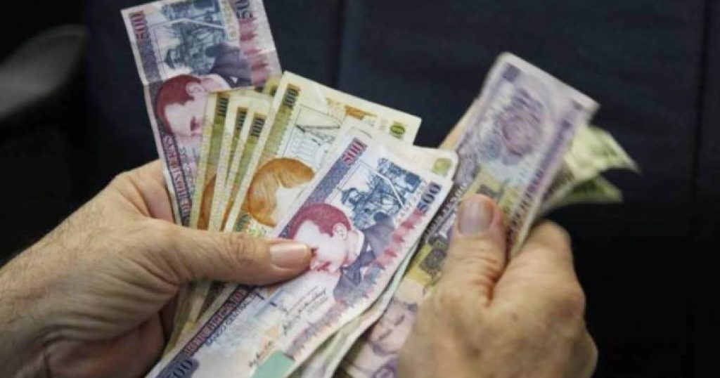 Billetes de lempiras y dólares