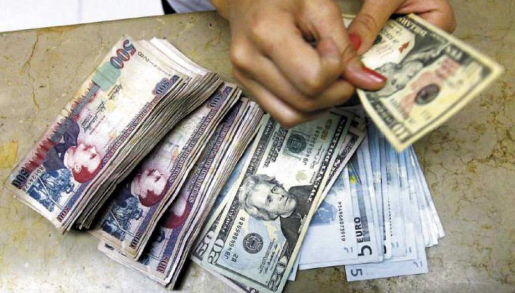 Unas manos con billetes