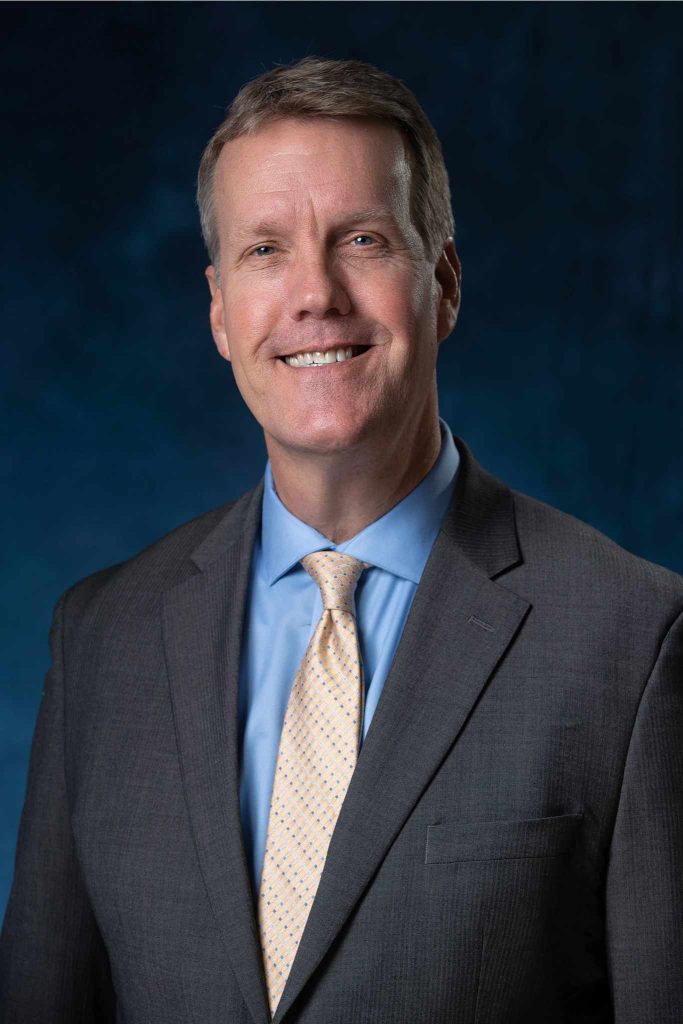 Rex Scott viendo al frente