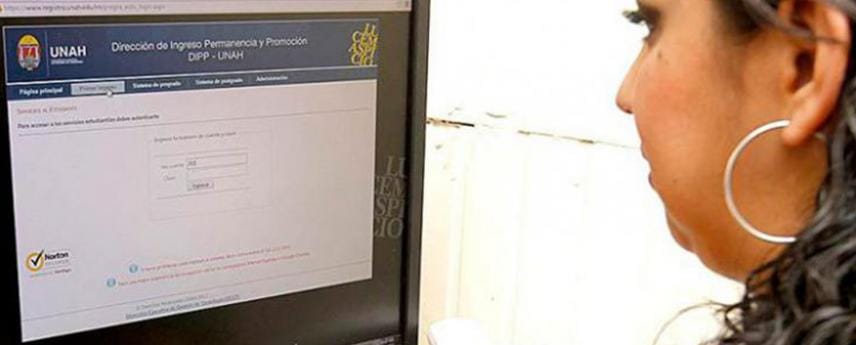 Una mujer viendo una computadora