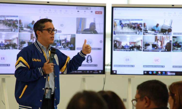 El rector hablando Odir Fernández