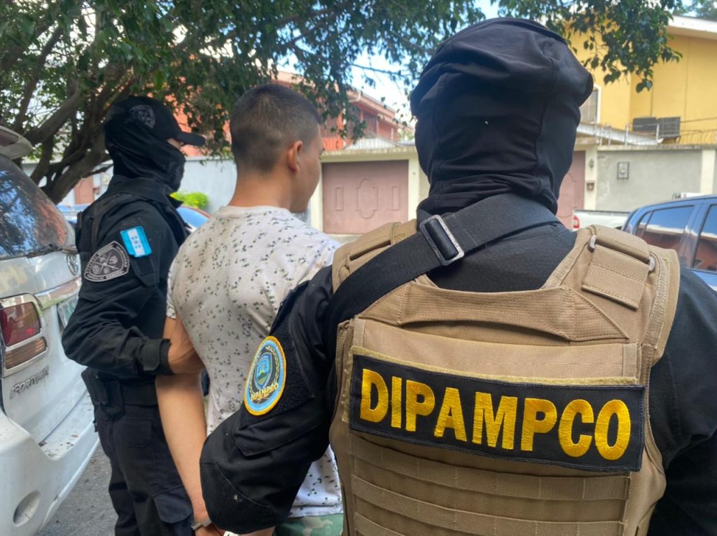 Agentes junto a una persona detenida
