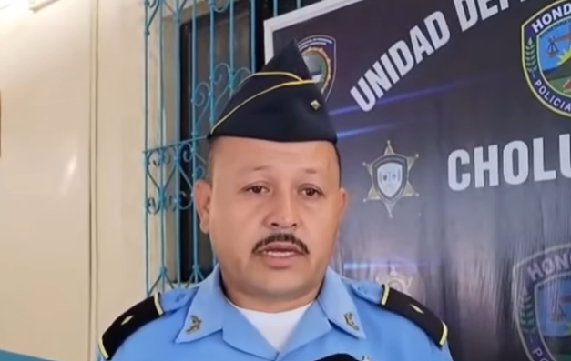 El agente policial hablando