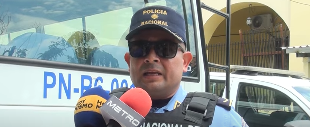 El agente policial hablando