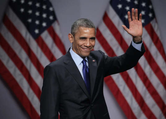 Barack Obama levantando las manos