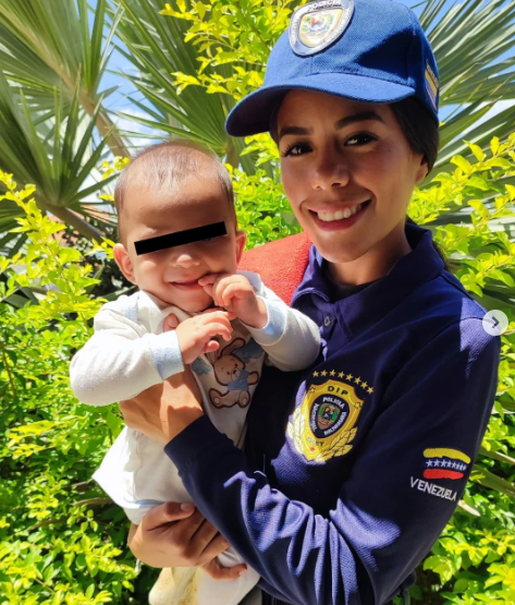 Bebé rescatado por la policía.