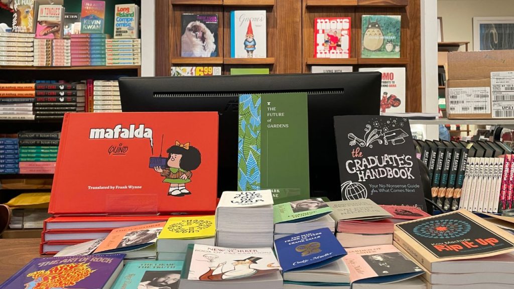 Libros y el cómic de Mafalda en una librería