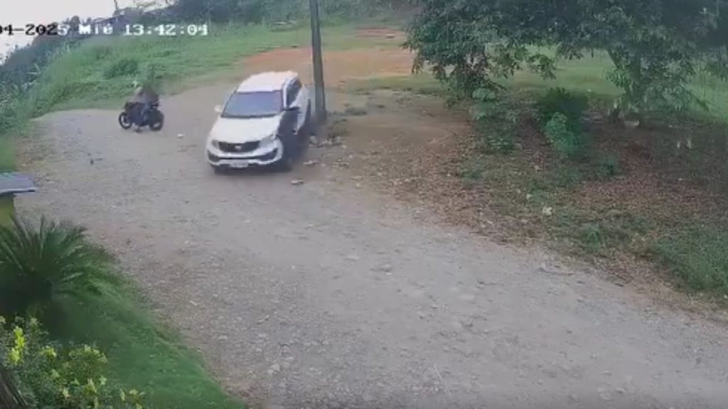 Momento en que conductor embiste a secuestradores.