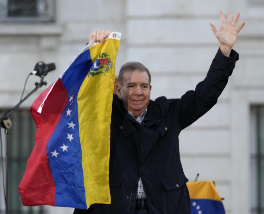 Edmundo González con una bandera de Venezuela en su mano