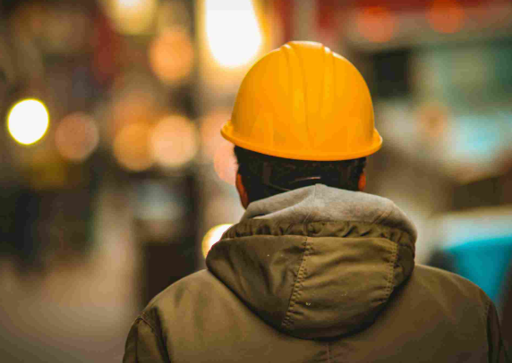 La espalda de un trabajador