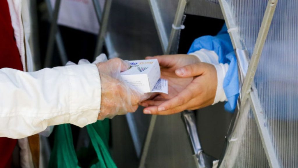 Una persona recibiendo un paquete